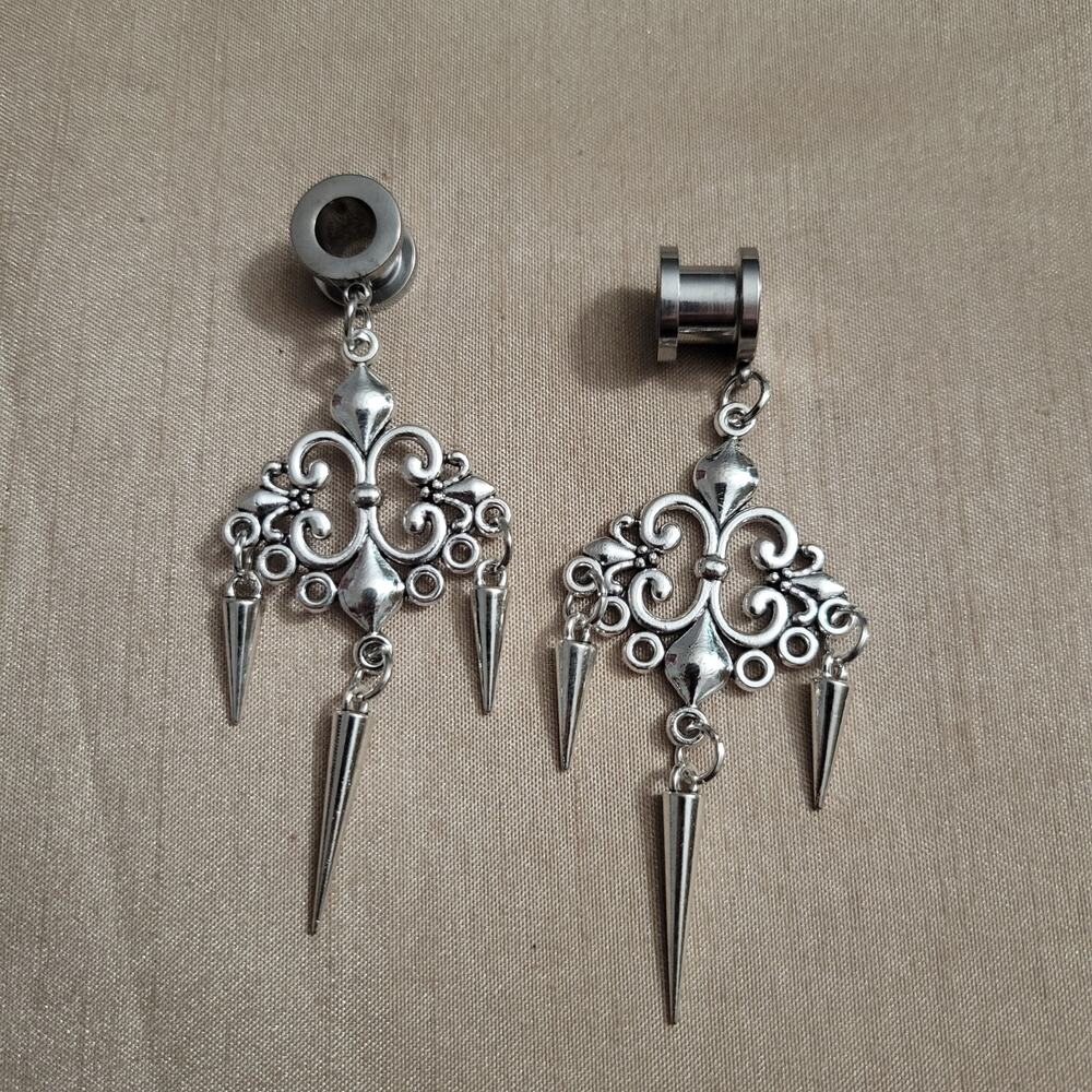 0 gauge (8mm) fleur de lis spiked chandelier stainless steel tunnels, screw back